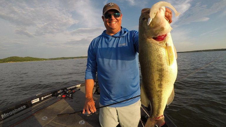 5 Tricks to Fish a Deep Swimbait for Bass in Heavy Current