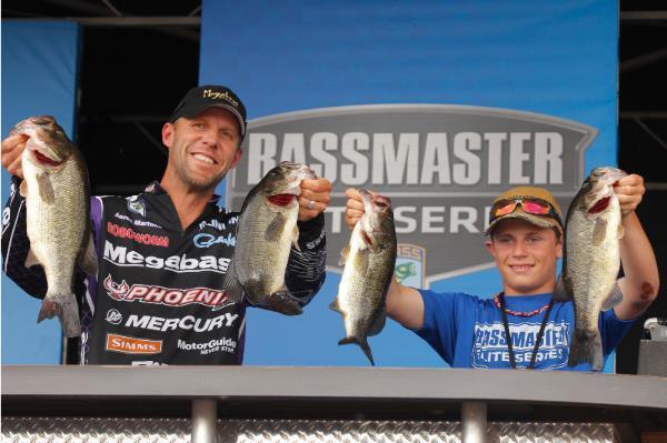 Martens Leads by 7 Ounces on Mississippi River