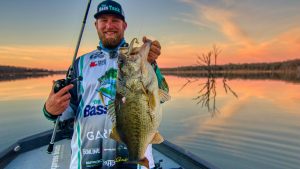 How to Find Bass on New Lakes in the Winter