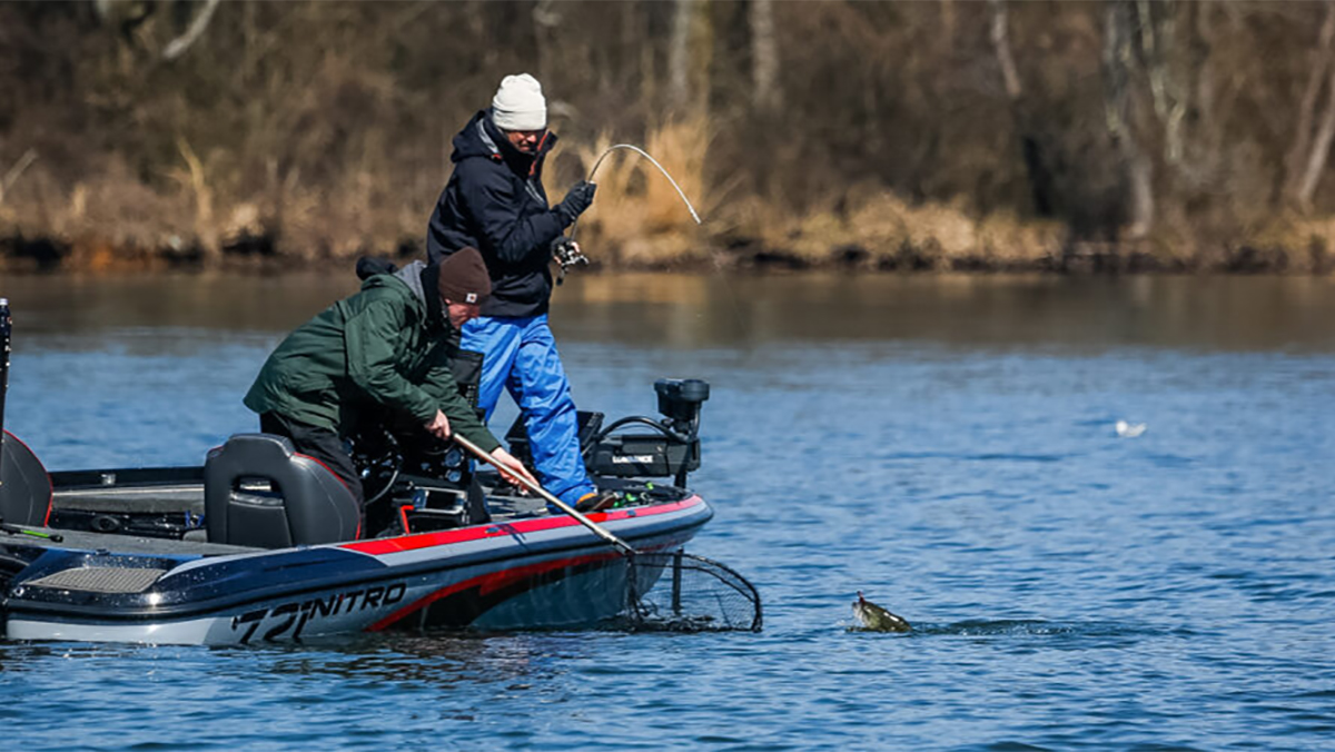 Anglers catchinng bass on Lake Guntersville