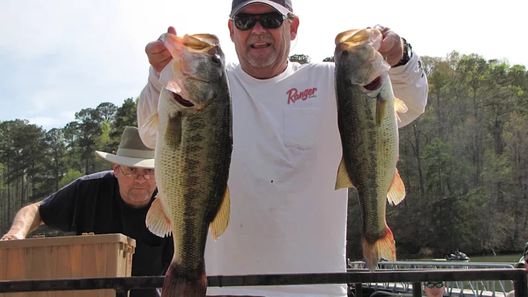 Floating Worms: How to Rig and Fish for Bass