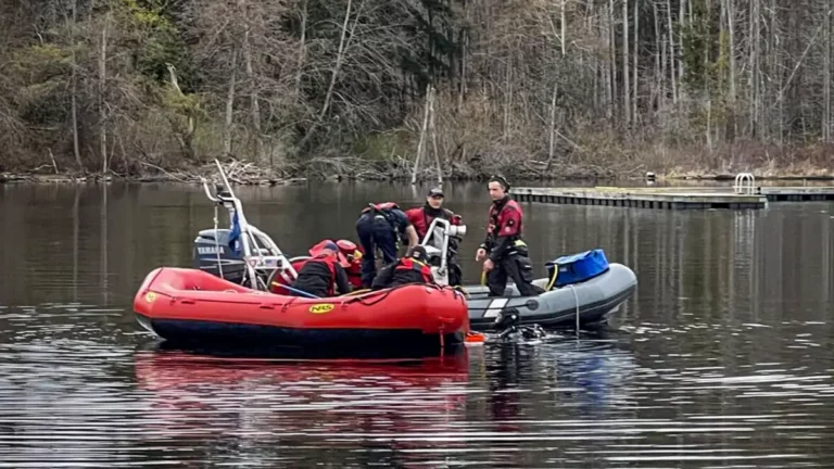 Fisherman Risks Own Life to Assist Drowning Kayaker