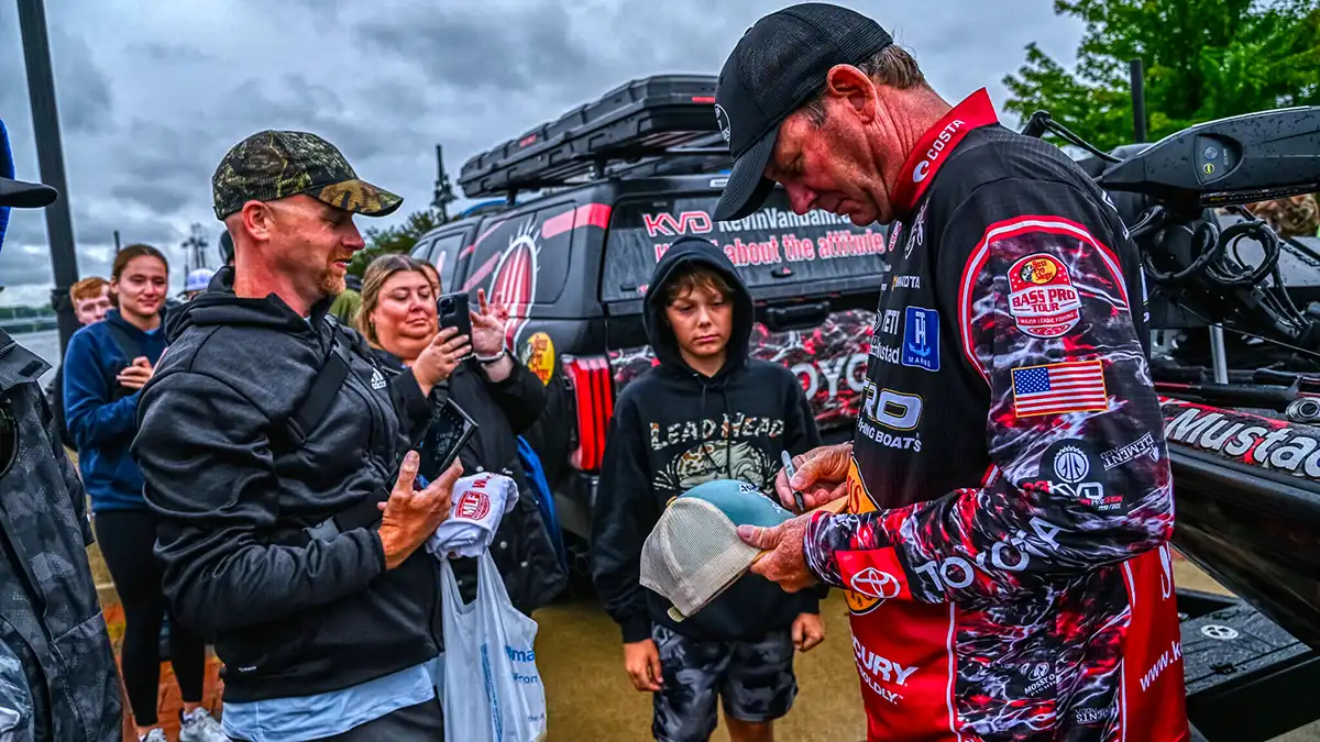 KVD signing autographs after coming in second in his final regular season fishing tournament / Photo by Garrick Dixon MLF