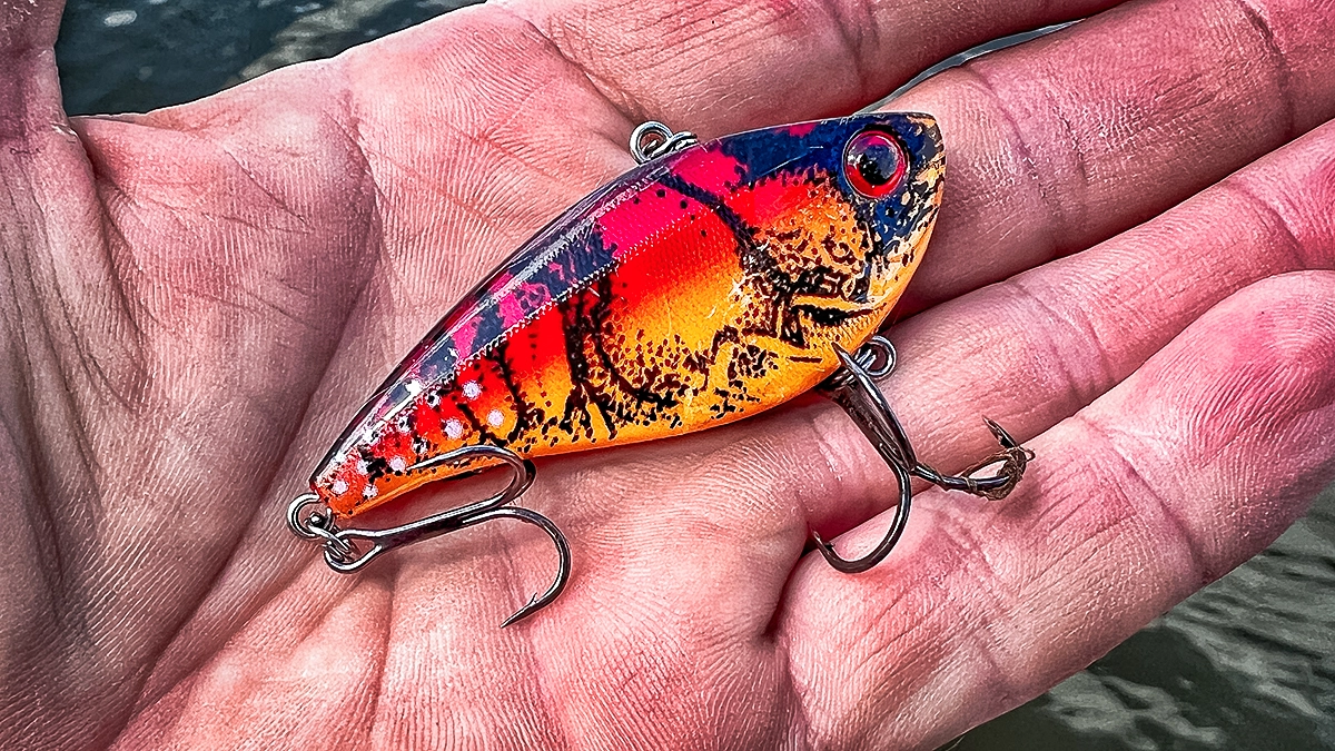 lipless crankbait with red dominant paintjob