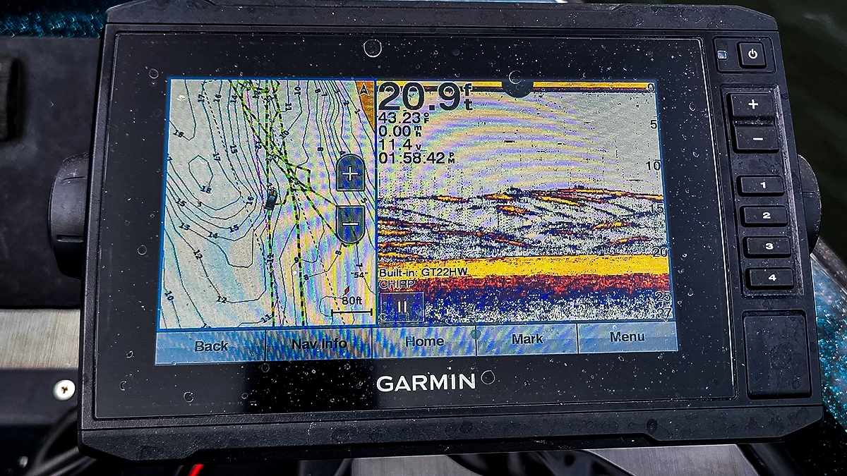 garmin fish finder screen showing concentration of holdover bass